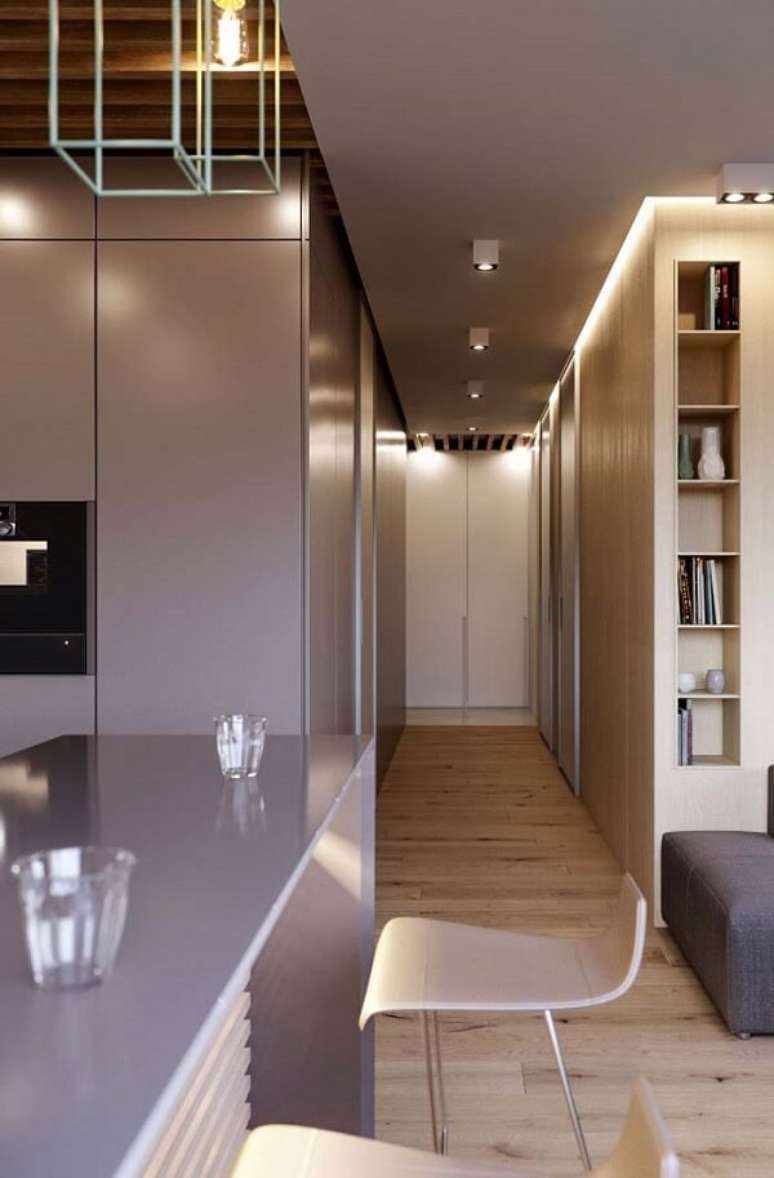 44- O teto de gesso rebaixado foi pintado nas mesmas cores dos m&oacute;veis e tem ilumina&ccedil;&atilde;o indireta para destacar a decora&ccedil;&atilde;o. Fonte: Pinterest