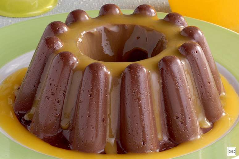 Gelado de chocolate com calda de laranja