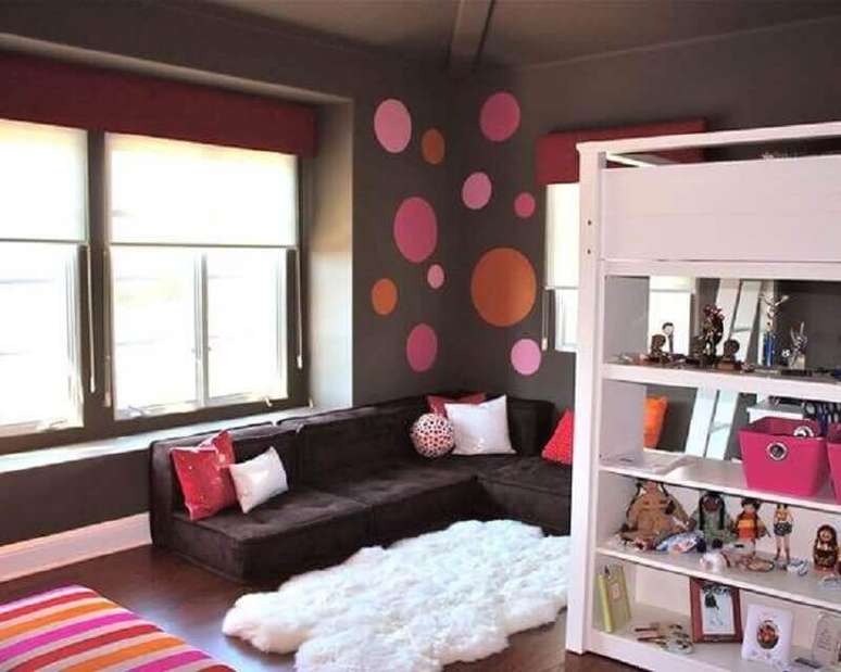 45. O tapete felpudo cinza e o branco s&atilde;o perfeitos para a decora&ccedil;&atilde;o de ambientes mais coloridos e modernos &ndash; Foto: Yandex