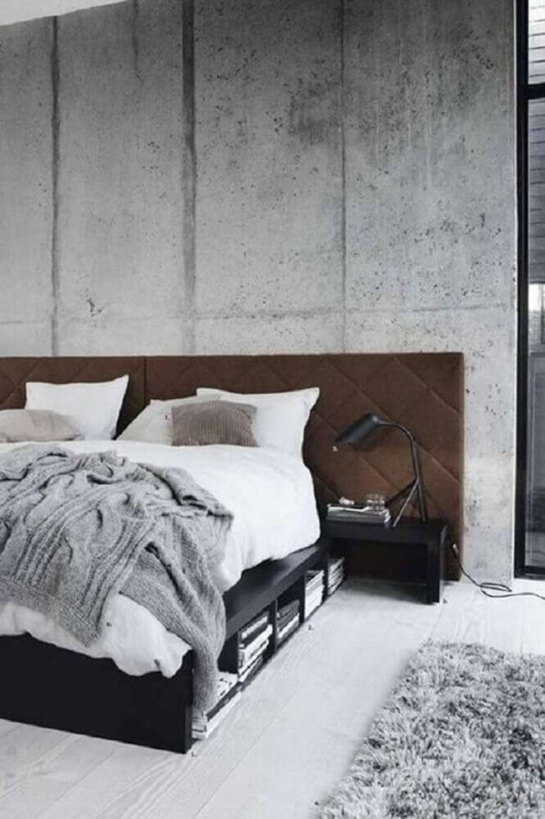 48. O tapete felpudo cinza levou um toque mais confortável para a decoração desse quarto moderno com estilo industrial e cabeceira marrom – Foto: BlurStyle