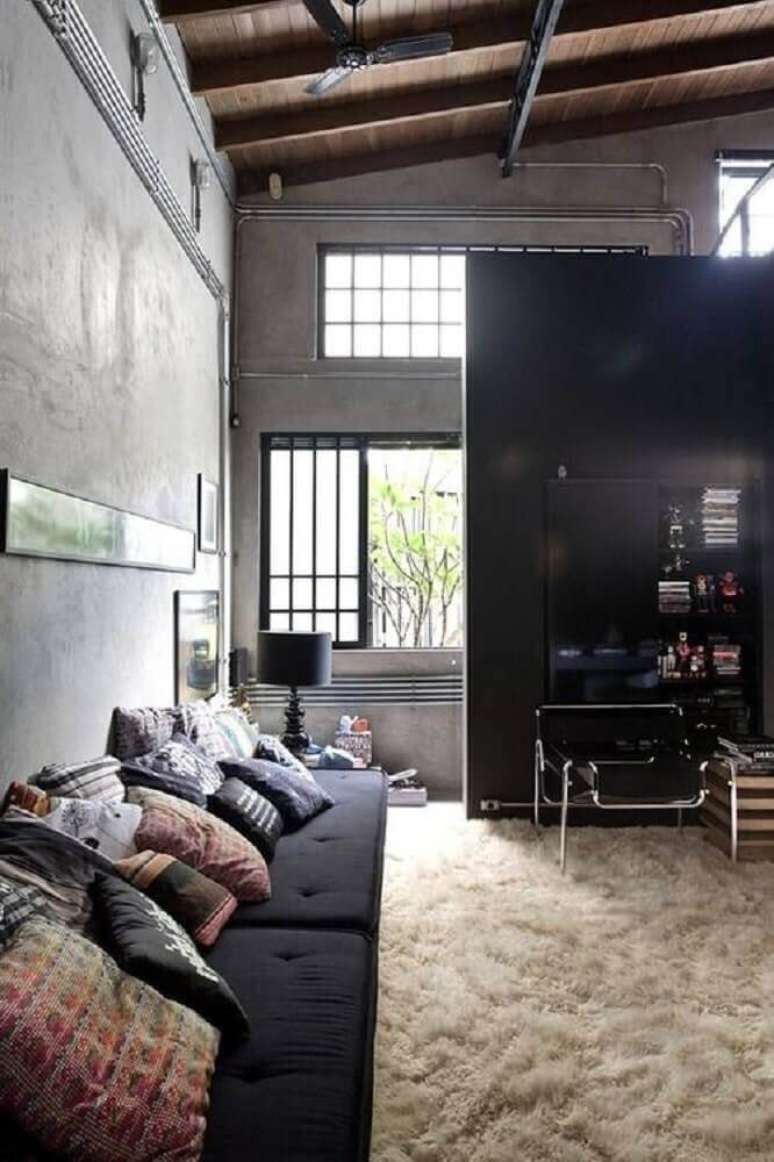 5. Decoração com estilo industrial com sofá preto e tapete felpudo para sala – Foto: Archilovers