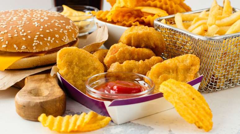 Quando voc&ecirc; se deparar com um junk food, pare e pense nos malef&iacute;cios que esse tipo de comida por causar