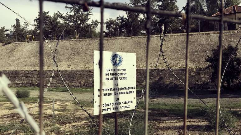 A miss&atilde;o de paz da ONU em Chipre - chamada UNFICYP - come&ccedil;ou em mar&ccedil;o de 1964 e desde ent&atilde;o foi renovada todos os anos at&eacute; hoje