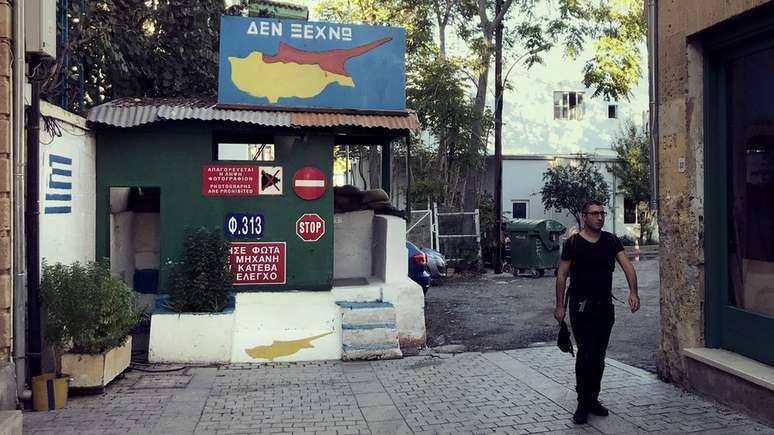 Fronteiras entre as duas partes de Nic&oacute;sia ficaram hermeticamente seladas at&eacute; 2003, quando foi aberto o primeiro check-point