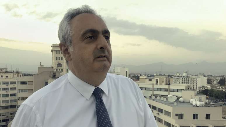 Do escrit&oacute;rio do advogado Achilleas Demetriades, pode-se ver a enorme bandeira do RTCN iluminada todas as noites nas encostas de uma colina na parte norte de Nic&oacute;sia