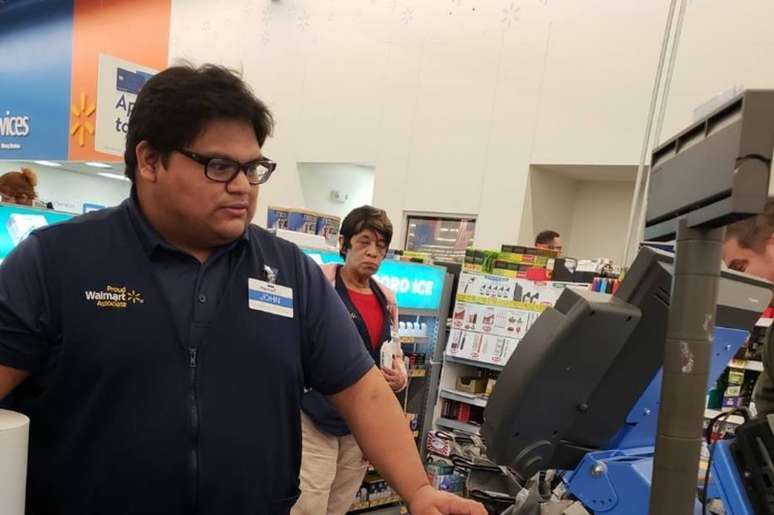 Operador de caixa John Lopez Jr trabalha no Wallmart, em Princeton