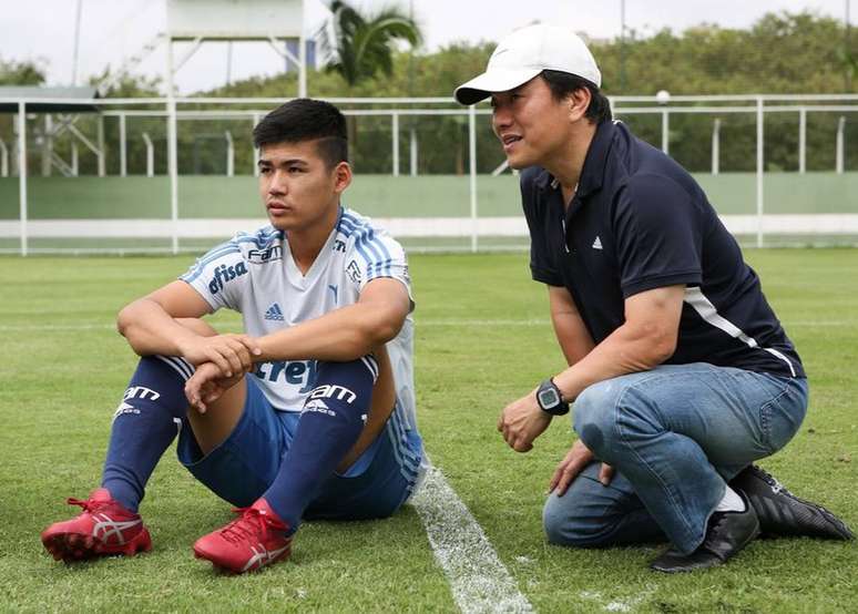 Tradutor repassa a Sasaki informações durante os treinos