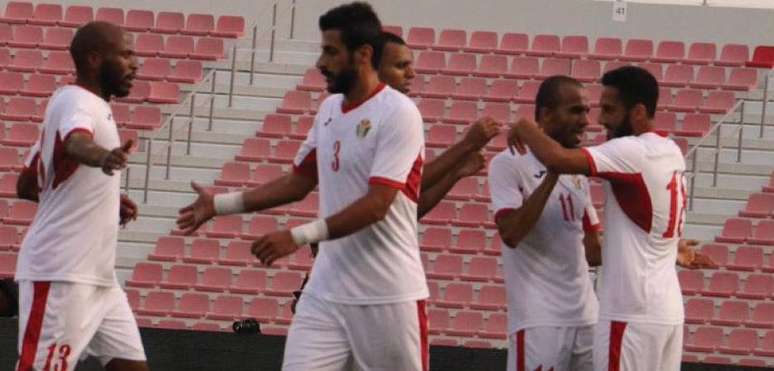 Jogadores da Jordânia comemoram gol sobre os chineses.