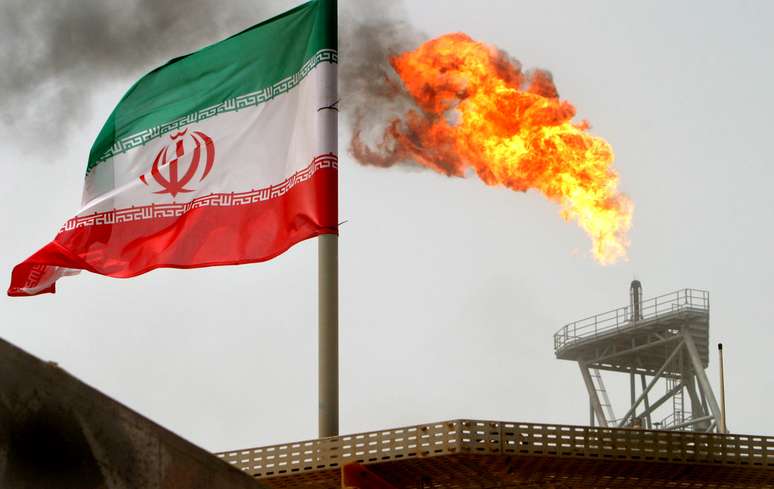 Bandeira do Irã é vista em plataforma de petróleo no Golfo Pérsico 25/07/2005 REUTERS/Raheb Homavandi