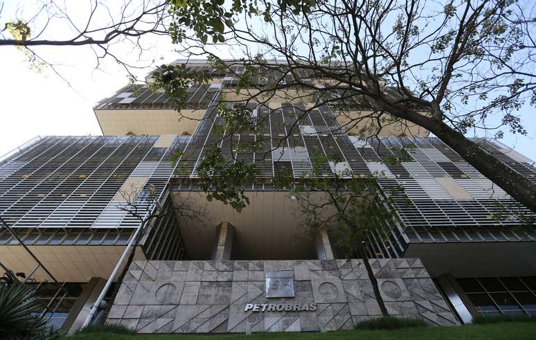 A view of the Brazil's state-run Petrobras oil company headquarters in Rio de Janeiro, Brazil December 5, 2018. Picture taken December 5, 2018. REUTERS/Sergio Moraes - RC1C748DB350