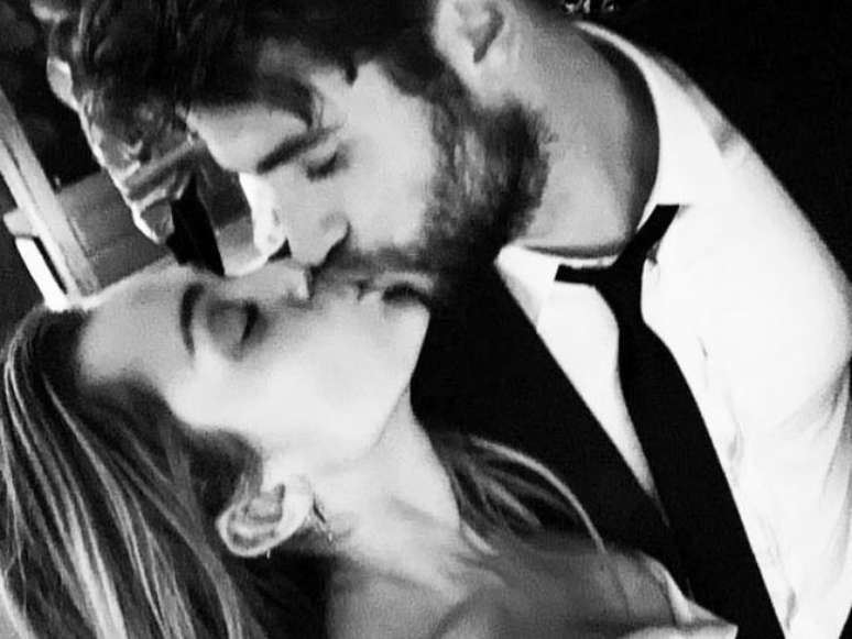 Miley Cyrus e Liam Hemsworth mostram fotos da cerimônia de casamento