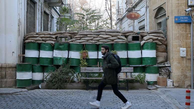 Muitas ruas de Nic&oacute;sia continuam divididas por trincheiras desde 1963