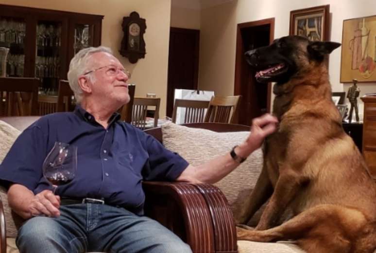 O veterano jornalista agora terá mais tempo para apreciar duas paixões: os vinhos e os cachorros