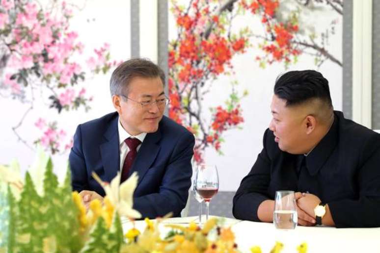 Moon Jae-in e Kim Jong-un durante cúpula em Pyongyang, em setembro