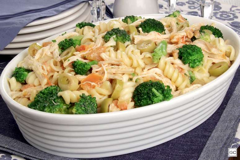 Macarronada com frango e brócolis