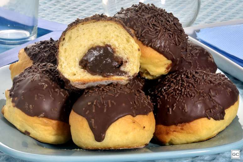 Pãozinho doce recheado com brigadeiro