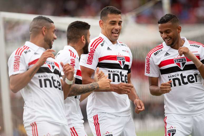 Jogadores do São Paulo comemoram gol contra o Flamengo no Brasileirão 2018