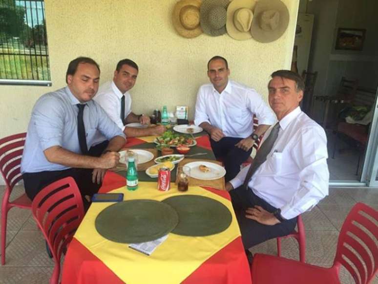 Presidente Jair Bolsonaro, à direita, em almoço com os filhos