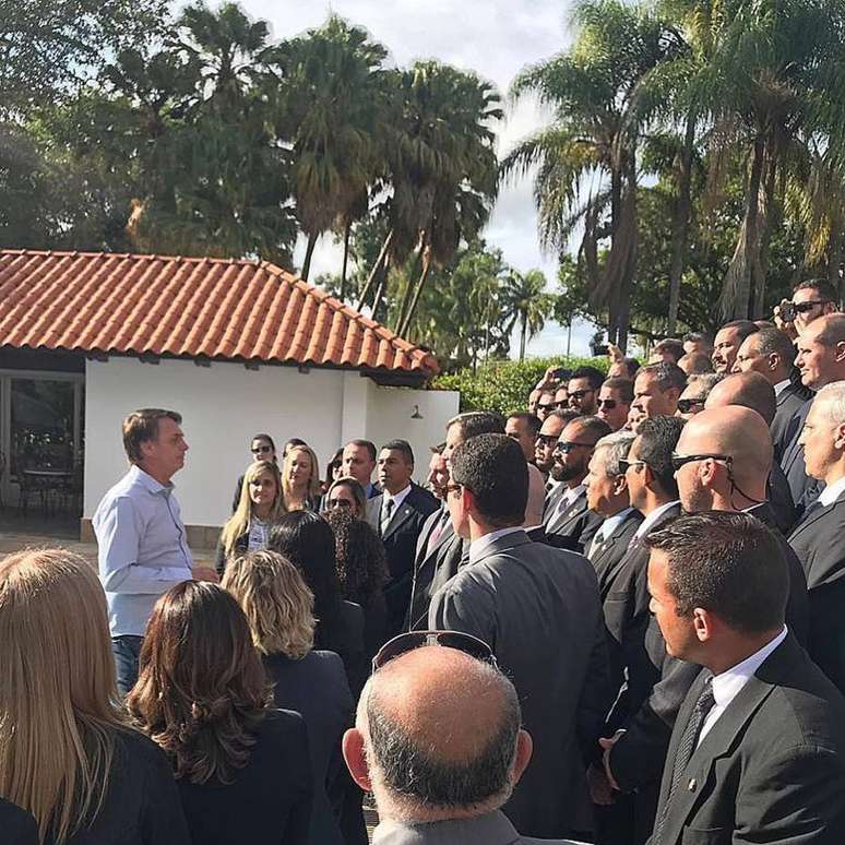 O presidente eleito Jair Bolsonaro conversando com um grupo de seguranças na Granja do Torto, residência oficial da Presidência em Brasília