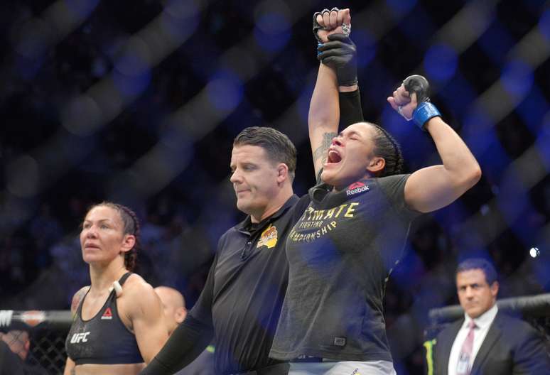 Amanda Nunes comemora vitória sobre Cris Cyborg no UFC 232