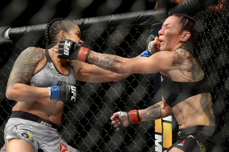 Amanda Nunes em ação contra Cris Cyborg