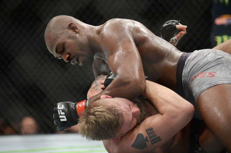 Jon Jones em a&ccedil;&atilde;o contra Alexander Gustafsson no UFC 232