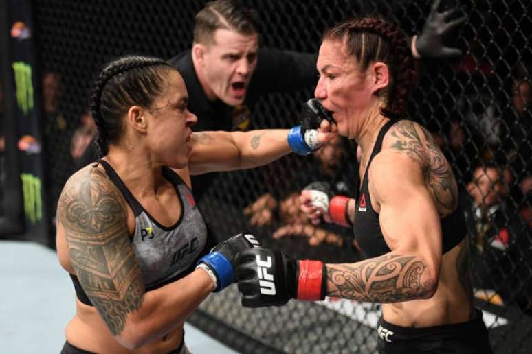 Amanda 'Leoa' Nunes é a primeira mulher campeã de duas divisões da história do Ultimate (Foto Getty Images / UFC)