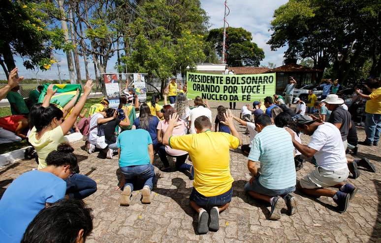 Apoiadores do presidente eleito, Jair Bolsonaro, realizam orações em frente à residência oficial da Granja do Torto, em Brasília, onde está Bolsonaro e sua família, neste domingo, 30 (30/12/2018)