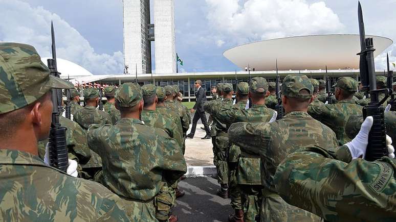 Simulação da posse de Bolsonaro; ele passará as tropas em revista nesta terça