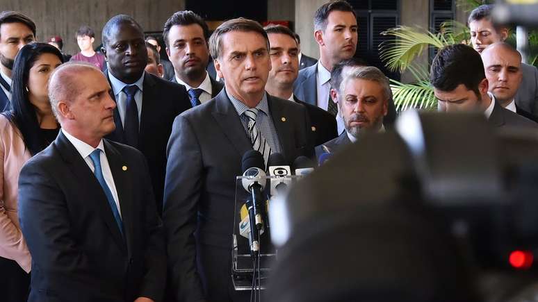 Bolsonaro, em entrevista coletiva em 28/11; nesta terça, ele fará juramento de cumprimento da Constituição