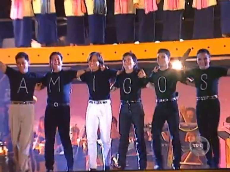 'Amigos' com suas conhecidas camisetas trazendo uma letra da palavra cada uma.