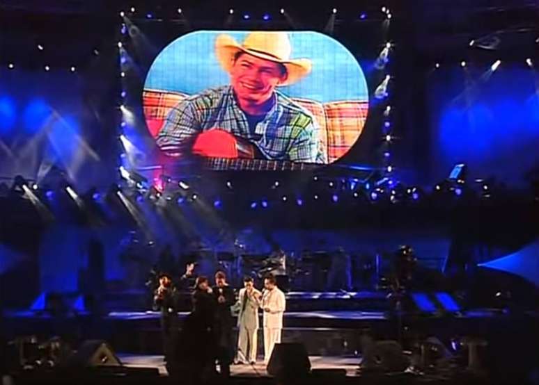 Tel&atilde;o homenageia Leandro enquanto os 'Amigos' consolam Leonardo.