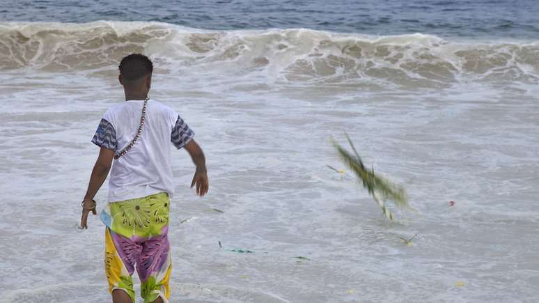 As oferendas a Iemanj&aacute; s&atilde;o um ritual de Ano-novo tipicamente brasileiro
