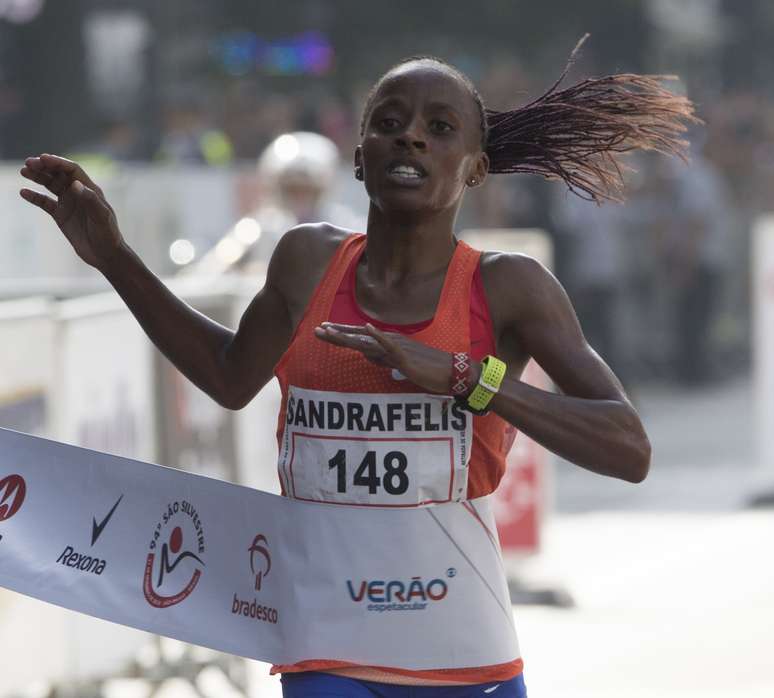 A queniana Sandrafelis Chebet Tuei vence a prova feminina da 94ª edição da São Silvestre, na Avenida Paulista, em São Paulo, na manhã desta segunda-feira (31)