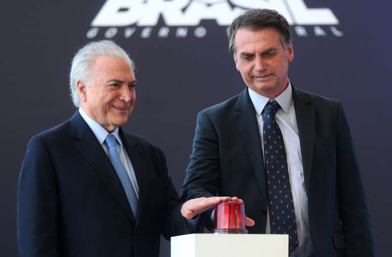 Bolsonaro e Temer durante a cerimônia de batismo e lançamento ao mar do Submarino Riachuelo