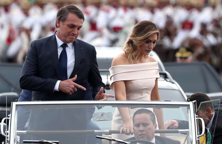 Presidente ao lado de sua esposa, Michelle Bolsonaro, em cerimônia de posse