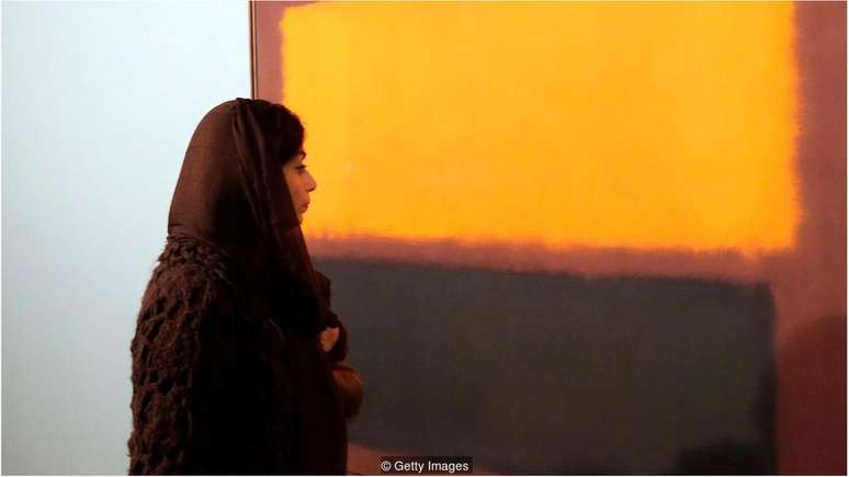 Mulher iraniana observa quadro de Mark Rothko durante exposição de arte moderna no TMoCA em 2015