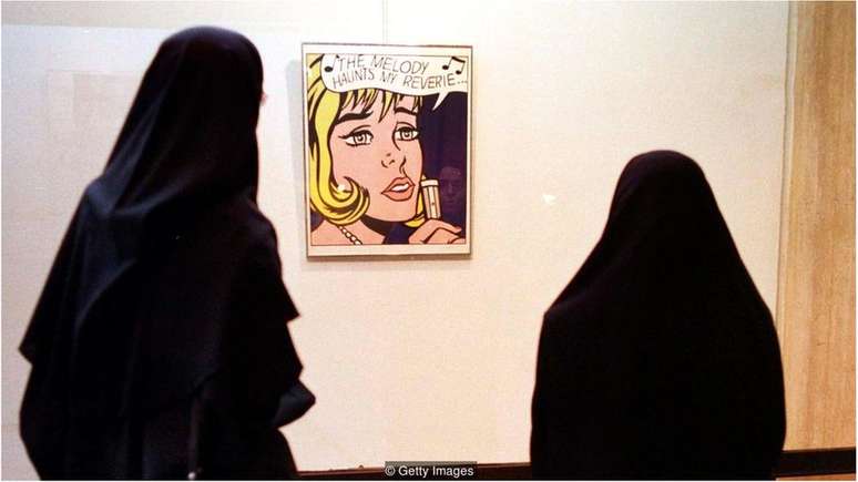 Visitantes observam quadro do artista pop americano Roy Lichtenstein, em exposição no TMoCA, em 1999