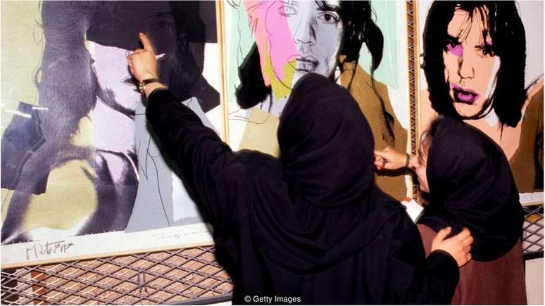 Duas funcionárias do Museu de Arte Contemporânea de Teerã (TMoCA) examinam retratos de Mick Jagger, de Andy Warhol, nos cofres do museu em 1993