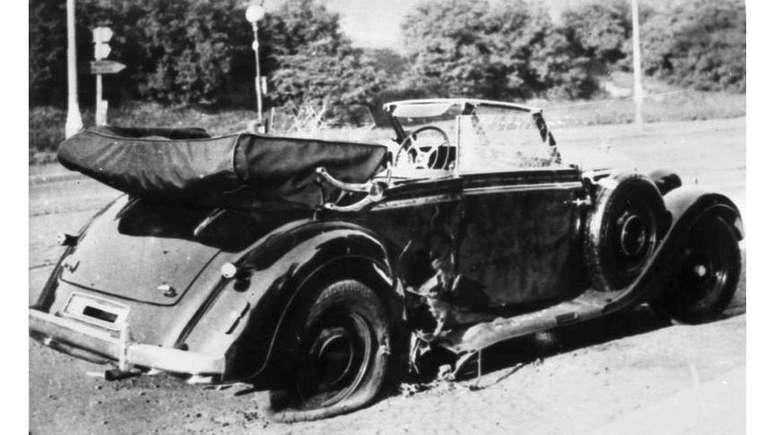 Heydrich foi morto após um atentado executado pela então resistência tchecoslovaca; seu carro foi alvo de uma emboscada