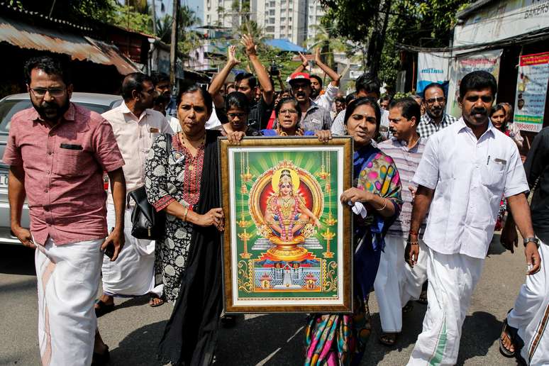 Manifestantes carregam imagem da divindade hindu &ldquo;Ayappa&rdquo; em protesto convocado por v&aacute;rias organiza&ccedil;&otilde;es hindus ap&oacute;s duas mulheres visitarem o tempo Sabarimala, em  Kochi,  &Iacute;ndia, 2/01/ 2019. REUTERS/Sivaram V 