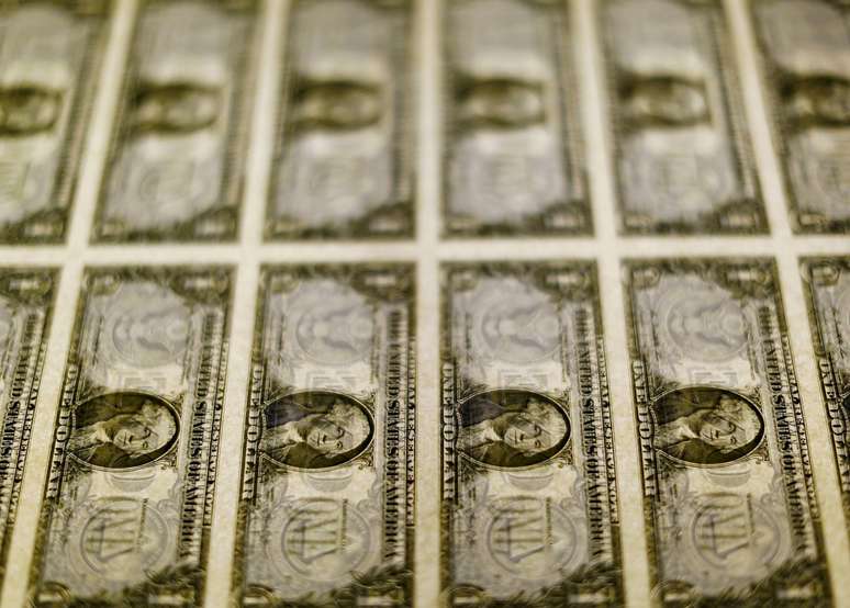 Notas de dólares são vistas em uma mesa de luz no Bureau of Engraving and Printing em Washington 14/11/ 2014. REUTERS/Gary Cameron