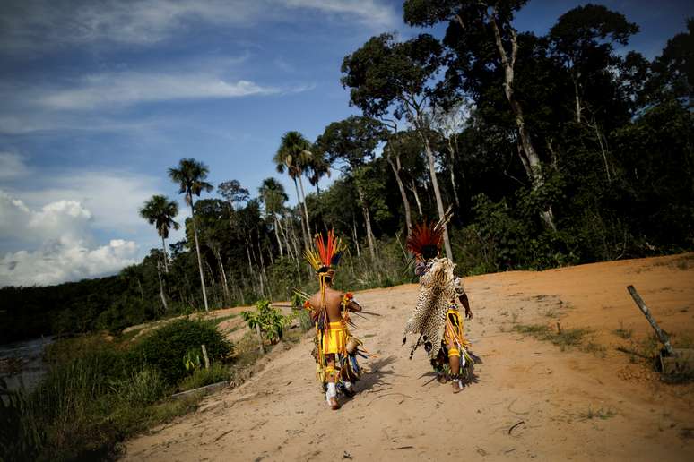 Indígenas da comunidade pareci caminham por vilarejo perto de Campo Novo do Parecis, no Mato Grosso 26/04/2018 REUTERS/Ueslei Marcelino