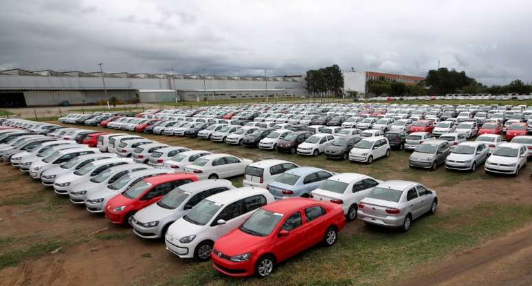 Carros em pátio da fábrica da Volkswagen em Taubaté.  19/06/ 2015.  REUTERS/Paulo Whitaker 