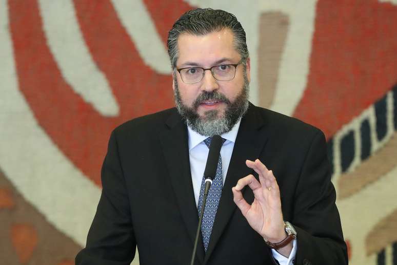 O novo ministro das Relações Exteriores, Ernesto Araújo, discursa após receber o cargo de Aloysio Nunes