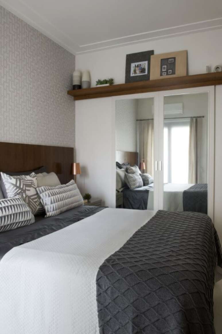 55. Arm&aacute;rio de quarto branco com portas espelhadas. Projeto de Cristina Lembi