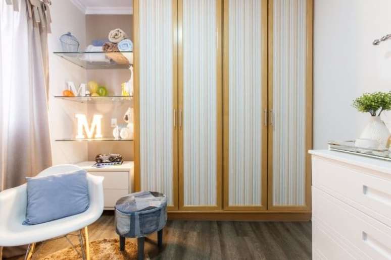 5. Tenha certeza que ainda ter&aacute; espa&ccedil;o para circula&ccedil;&atilde;o mesmo com as portas do arm&aacute;rio de quarto abertas. Projeto de Jordana Gabrielli