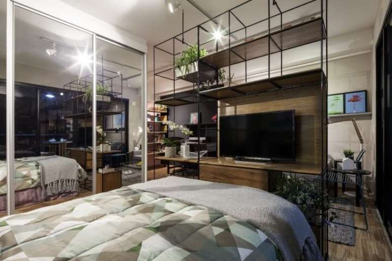 33. Quarto integrado &agrave; sala de estar com arm&aacute;rio espelhado. Projeto de Decoradoria Decora&ccedil;&atilde;o Online