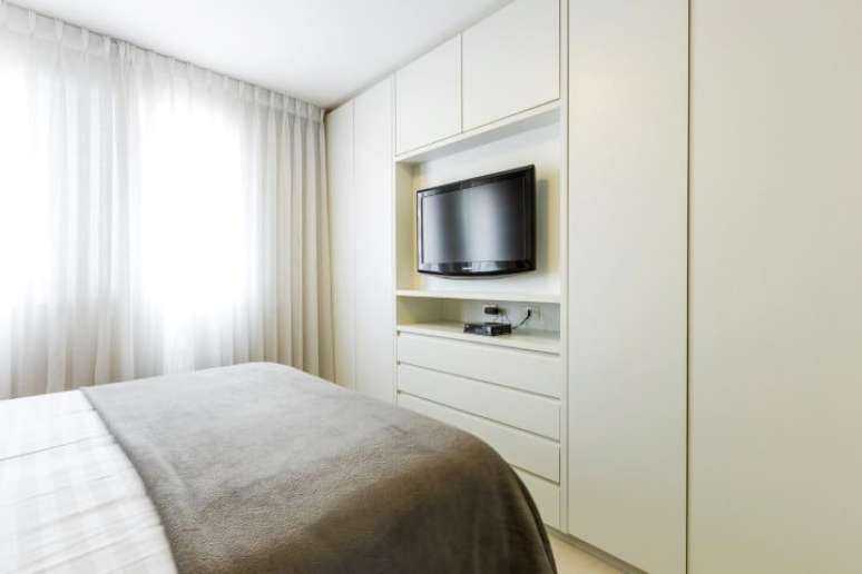 26. Arm&aacute;rio de parede para quarto planejado. Projeto de By Arquitetura