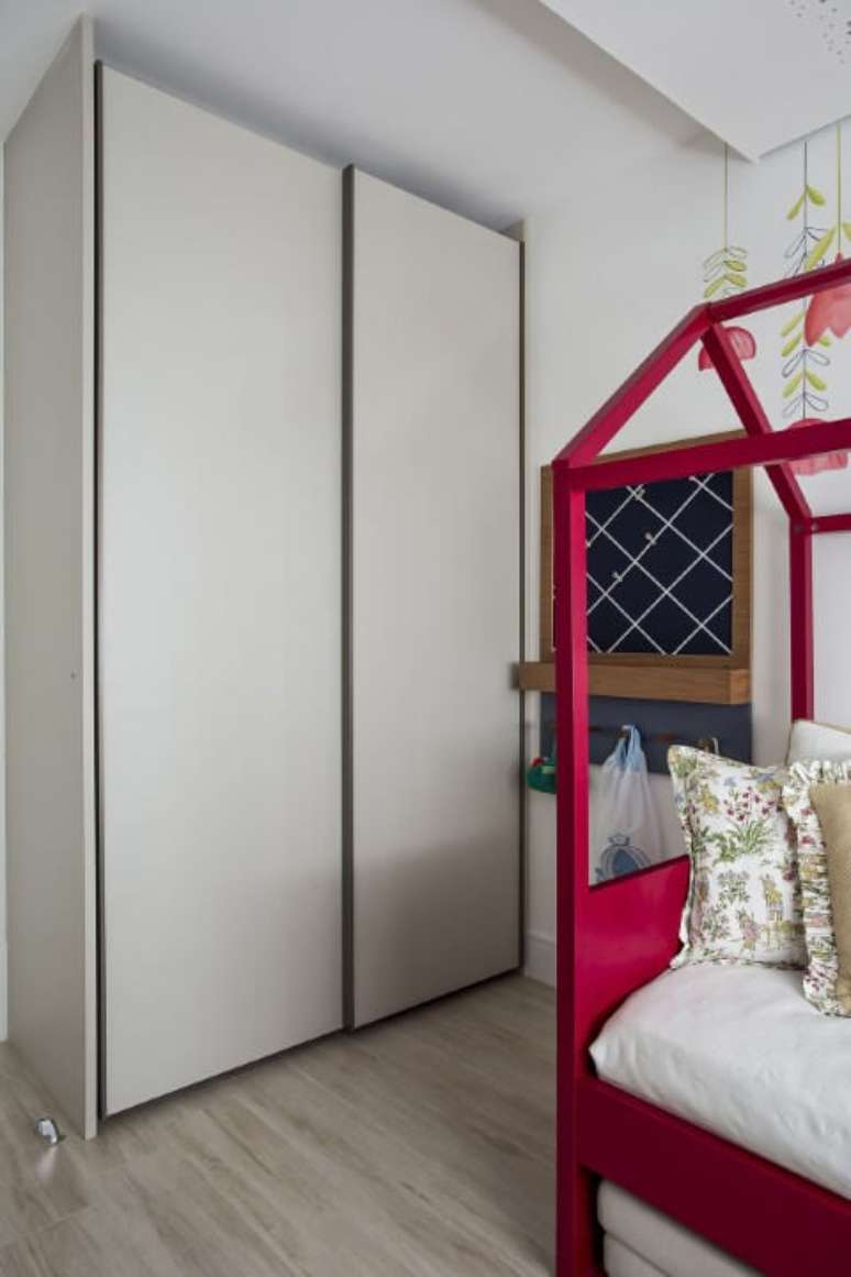 35. Quarto de menina clean com decora&ccedil;&atilde;o delicada e arm&aacute;rio de quarto cinza claro. Projeto de Helena Koki